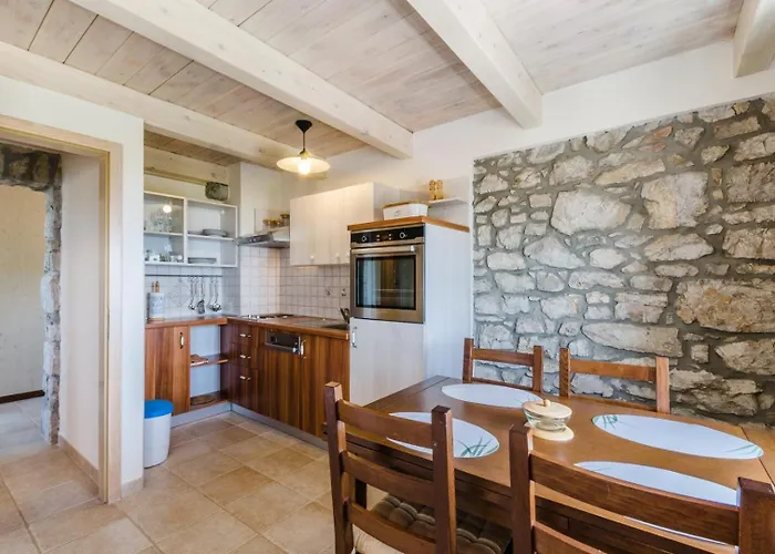 Sarar Kotor بيت للعطل