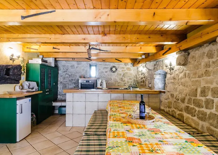 Sarar Kotor بيت للعطل