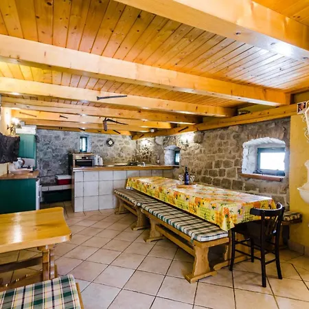 Sarar Kotor Hébergement de vacances *